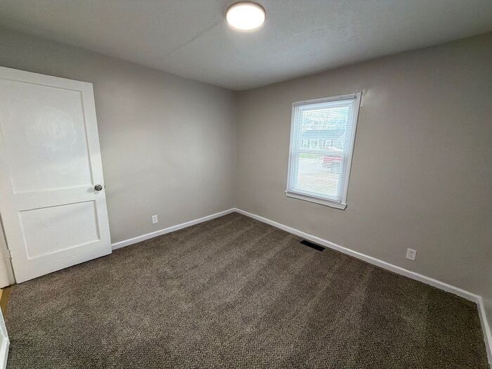 Building Photo - 3005 Linwood Ave