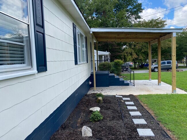 Building Photo - 1622 McCullough Ave NE