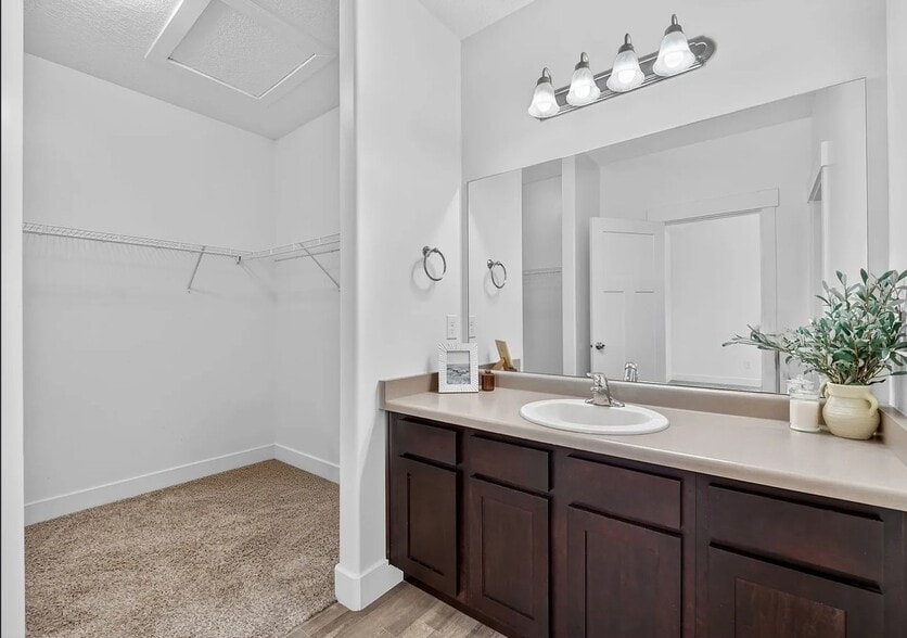 Building Photo - 1807 W Eaglewood Dr