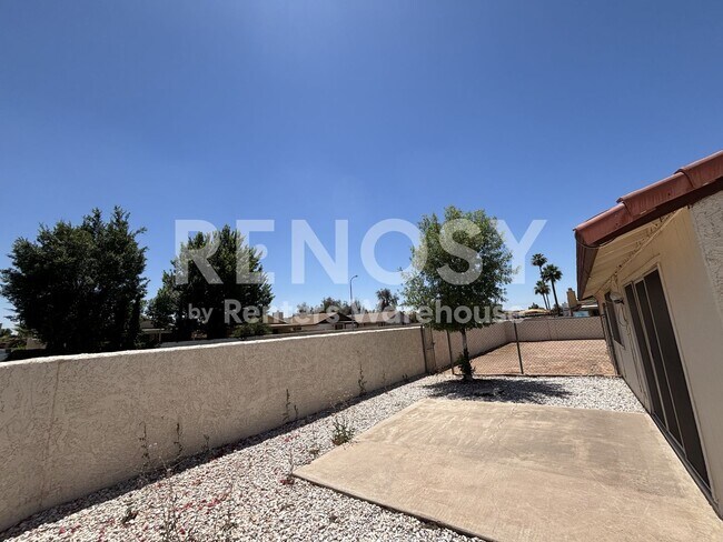 Building Photo - 2126 N Villas Ln