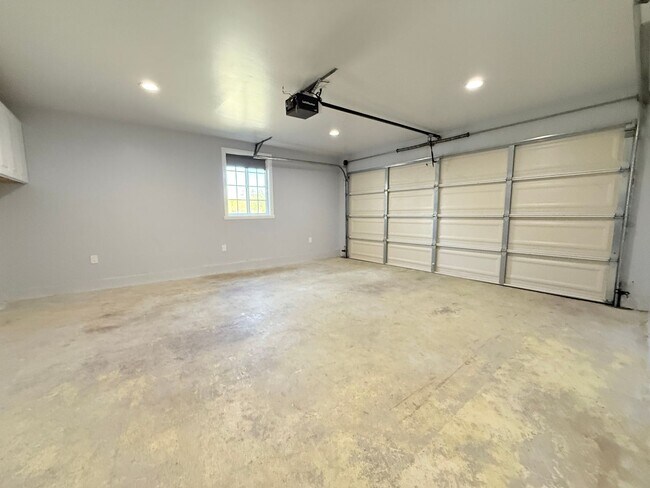 Building Photo - 6660 Charlesworth Ave