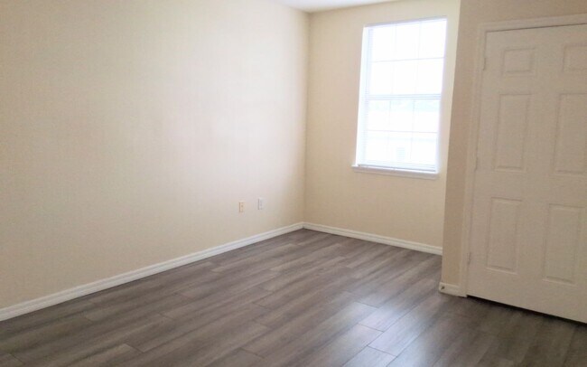 Building Photo - Beautiful 2 bedroom/2 bath condo with a ba...