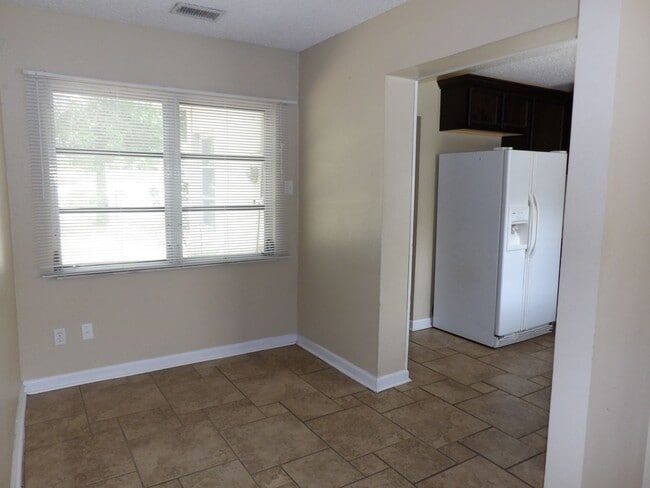 Building Photo - Orange City 3 Bedrooms 2 Bath 900 SQ FT Call Carole Arcaro 386-216-4900