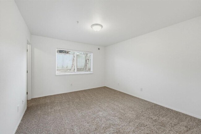 Building Photo - Spacious Puyallup Townhouse | 3-Bed Home with Main-Floor Primary Suite & Stainless Steel Appliances!