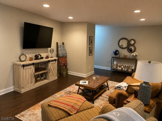 Building Photo - 264 Riveredge Dr