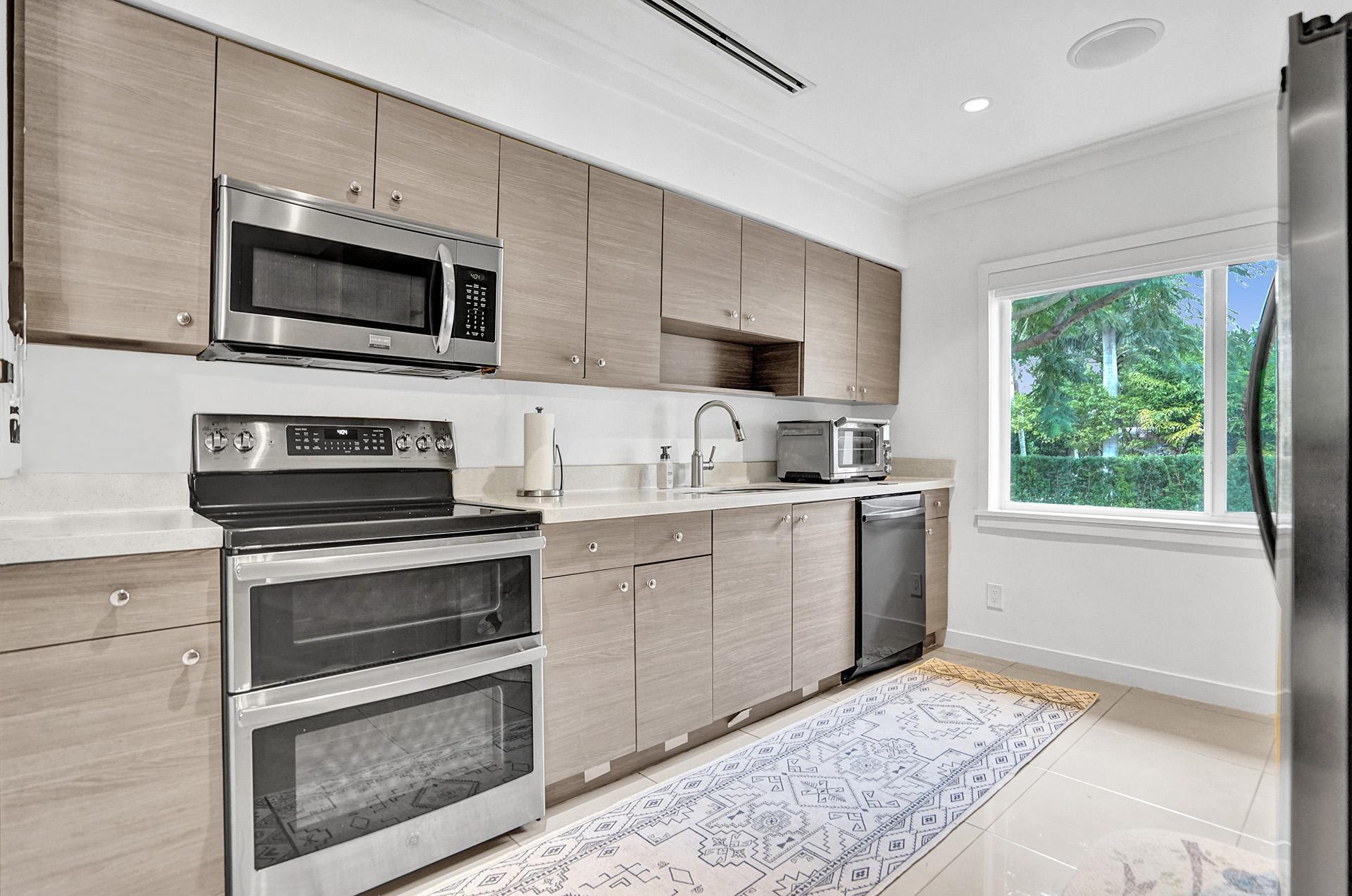 Building Photo - 11425 NE 3rd Ave