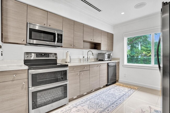 Building Photo - 11425 NE 3rd Ave