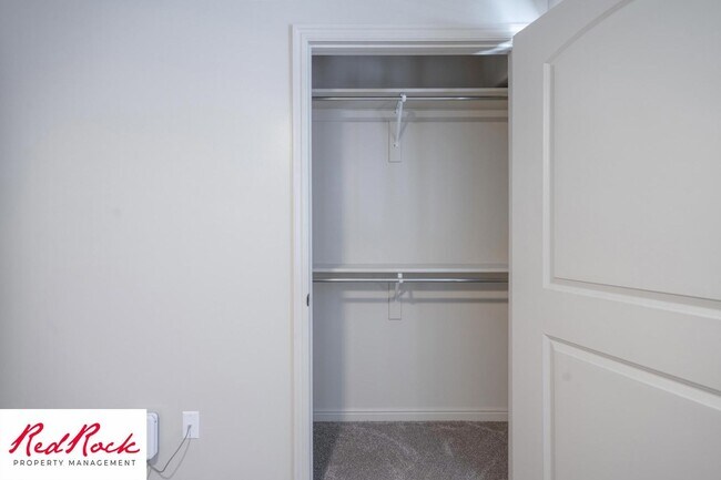 Building Photo - Cozy Townhome with Community Pool