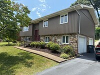 Building Photo - 3-4 bedroom 2 bath split foyer for rent