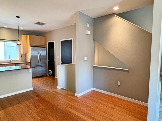 Building Photo - 2411 W Argyle Pl