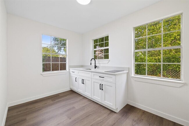 Building Photo - 707 W 7th St