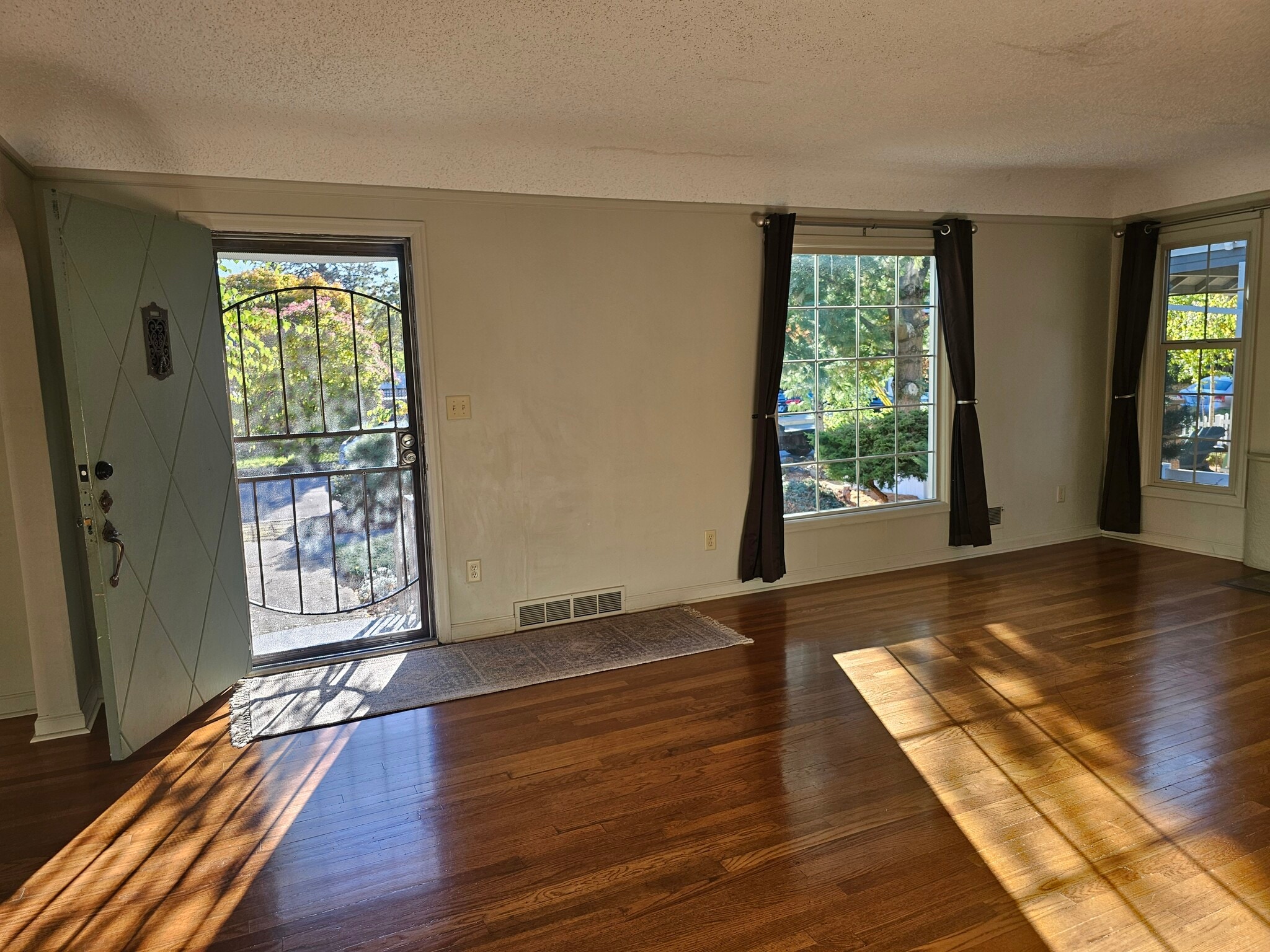 Building Photo - 6613 N Amherst St