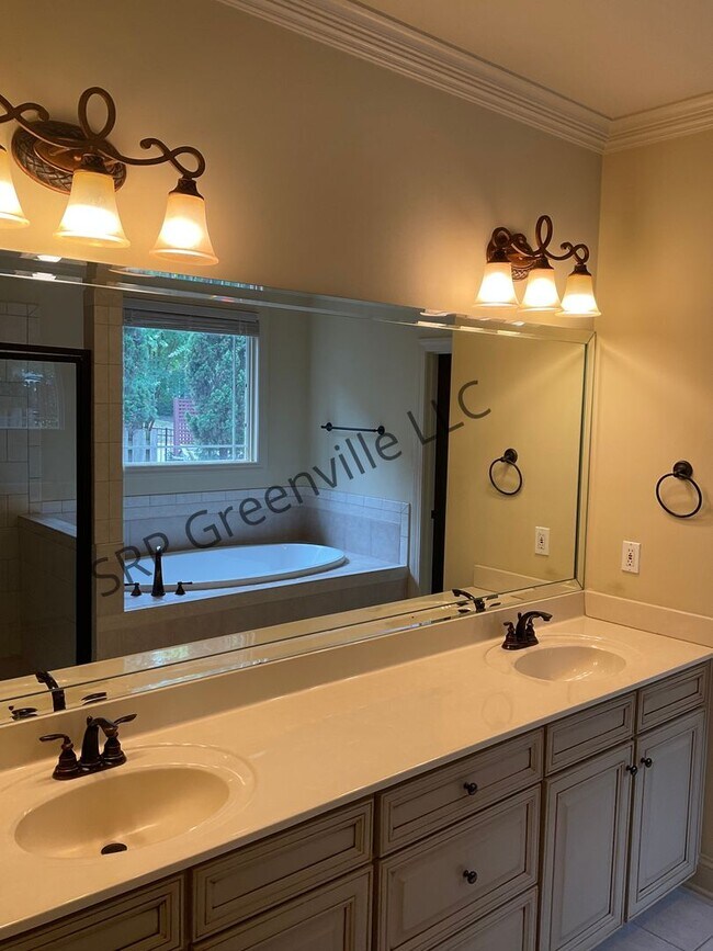 Building Photo - Four Bedroom Brick House for Rent!