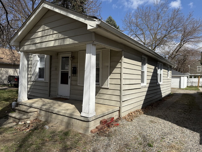 Building Photo - " 2-Bed Oasis in Heart of Royal Oak – Cozy...