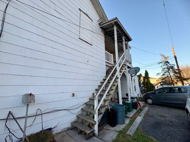 Building Photo - 519-5195 S Market St