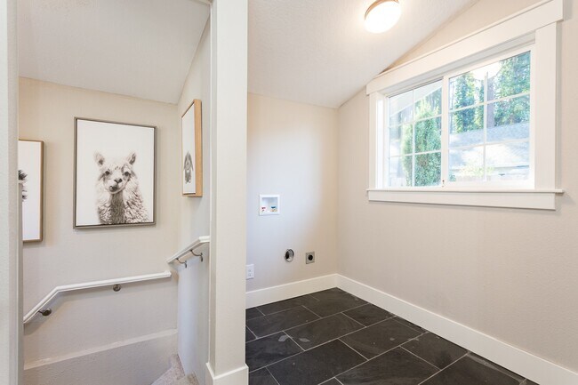 Building Photo - Gorgeous Lake Oswego Remodeled Cottage