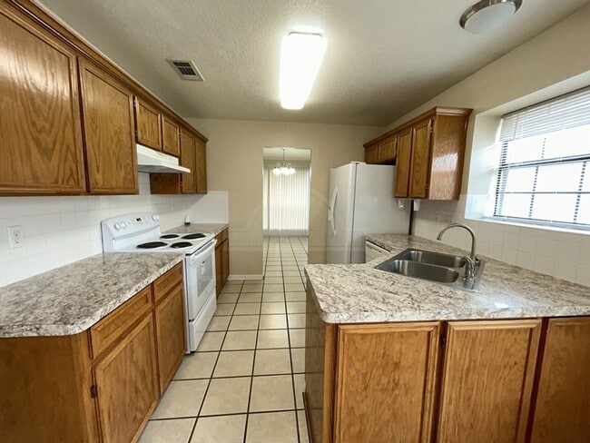 Building Photo - 405 Diana Ln