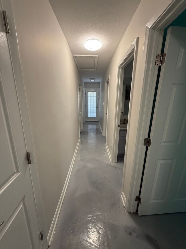 Building Photo - HUGE UPGRADED 3/2 ON 5 ACRE LOT!