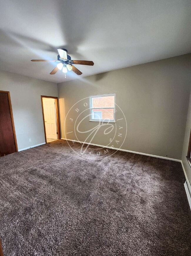 Building Photo - Unique 3-bedroom, 2.5-bath unit within a 4-unit complex offers over 1,100 square feet of living s...