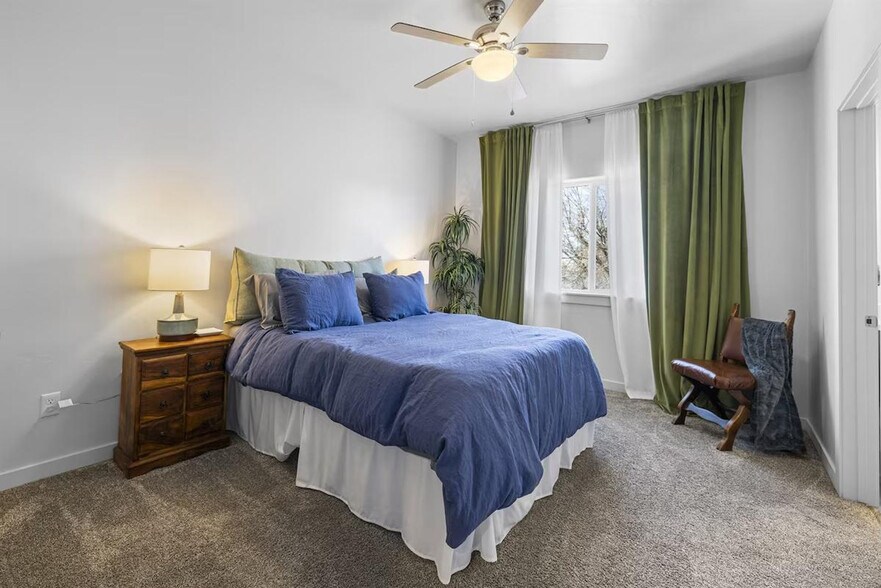 Building Photo - 2052 W Bella Ln