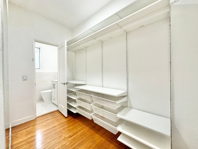 Building Photo - Spacious Studio on 12 Street between Eucli...