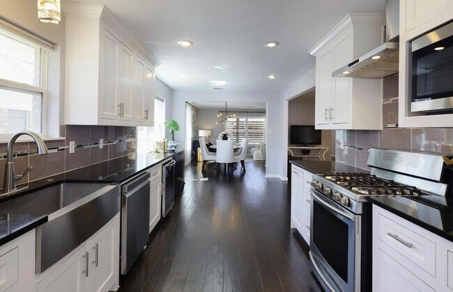 Building Photo - 10282 Vinemont St