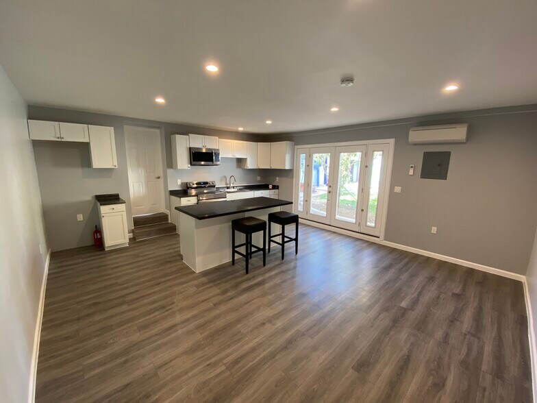 Living room/Kitchen/Dining room - 433 S Fairview St