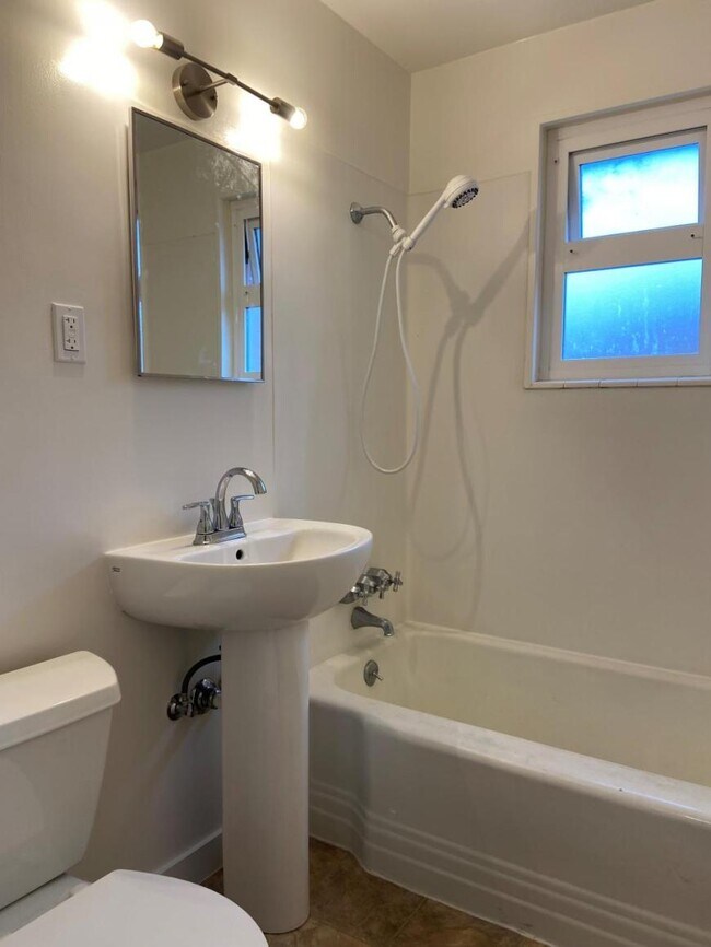Building Photo - 2 bedroom in Seattle WA 98103