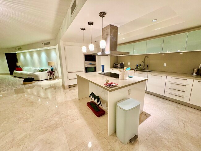 Building Photo - St. Tropez Penthouse