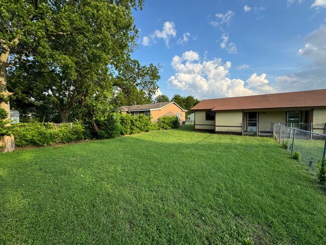 Building Photo - 1115 White Ave