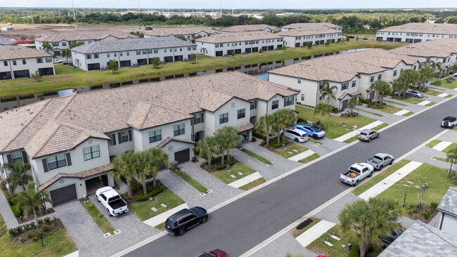 Building Photo - Newer-construction townhome in the highly desirable Lorraine Lakes