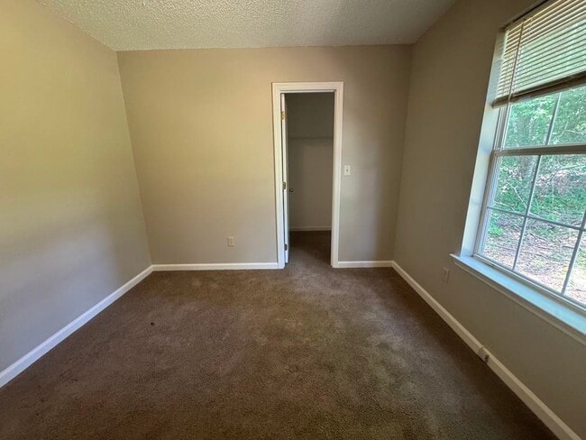 Building Photo - 1052 Longstreet Dr