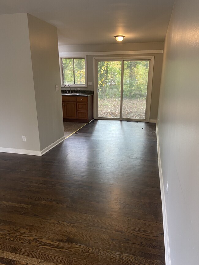 Building Photo - 622 Camrose Dr