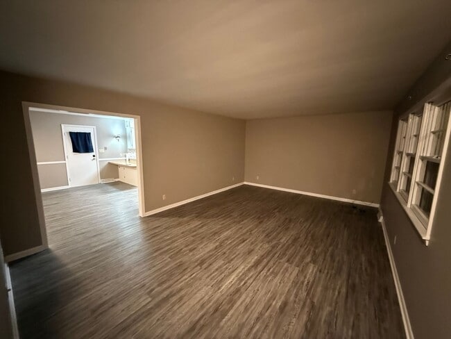 Building Photo - Single family home for rent close to hospital and I-29