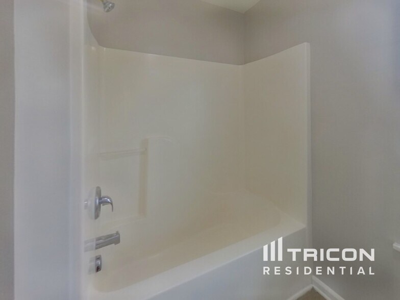 Building Photo - 415 Fox Trot Dr