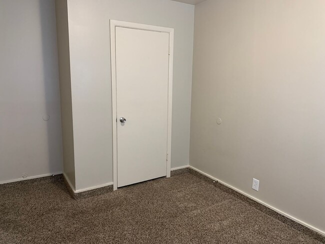 Building Photo - 3 Bed 1.5 Bathroom Townhouse