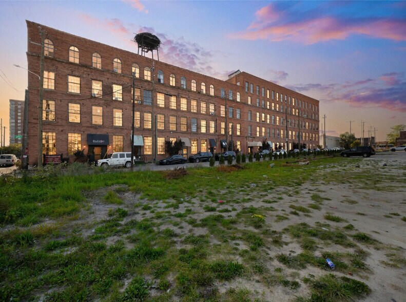 Building Photo - 226 Mt Elliott St