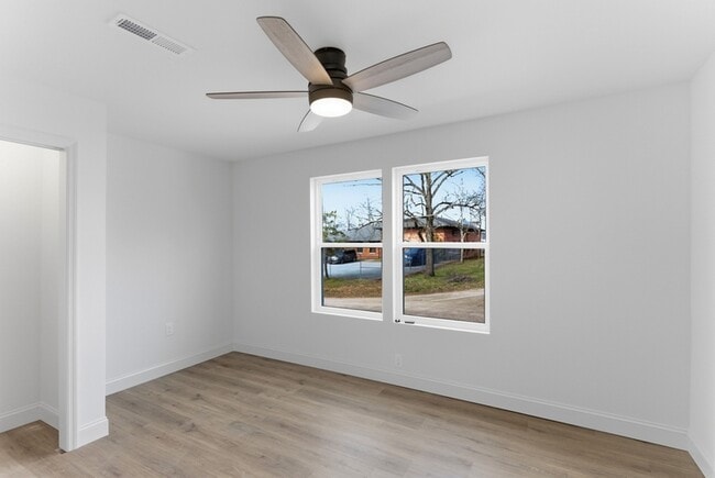 Building Photo - 2303 Parkview Ave