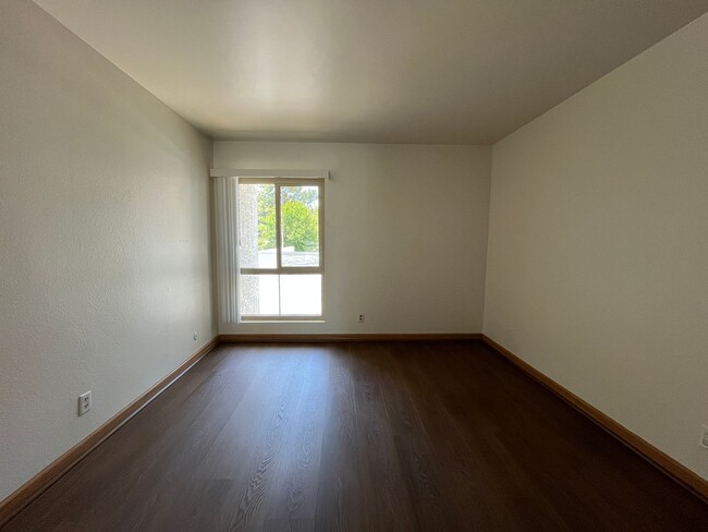 Building Photo - MOVE-IN READY! 2+2 w/lake access + 1 blk f...