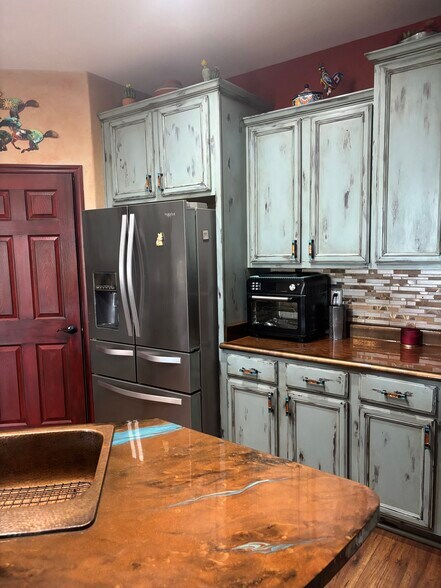 Kitchen - 4518 N Petersburg Dr