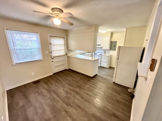 Building Photo - 401 Kern St