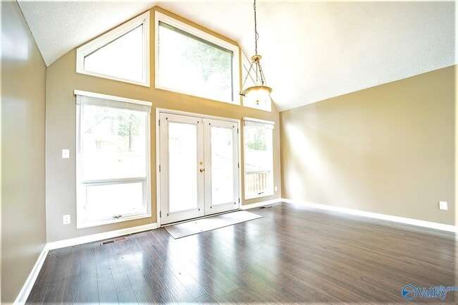 Building Photo - 710 Crestview Dr