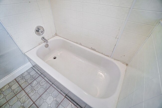 Building Photo - Three Bedroom in Cincinnati!