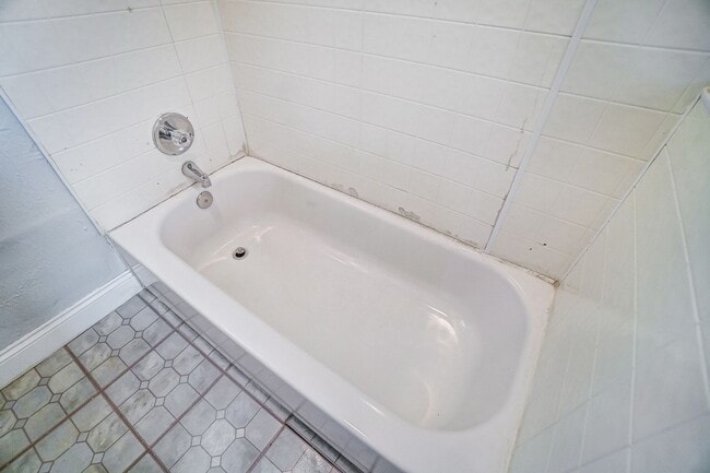 Building Photo - Three Bedroom in Cincinnati! LEASING SPECIAL, Second Month Free if lease signed by 07/31, not mov...
