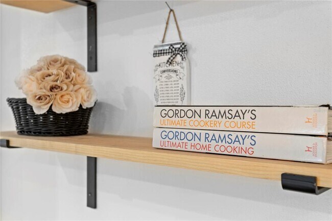 Building Photo - 2407 S Lois Ave