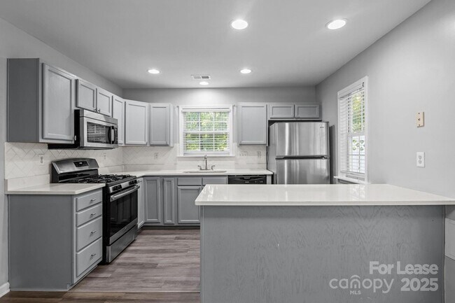 Building Photo - 10660 Holly Ridge Blvd