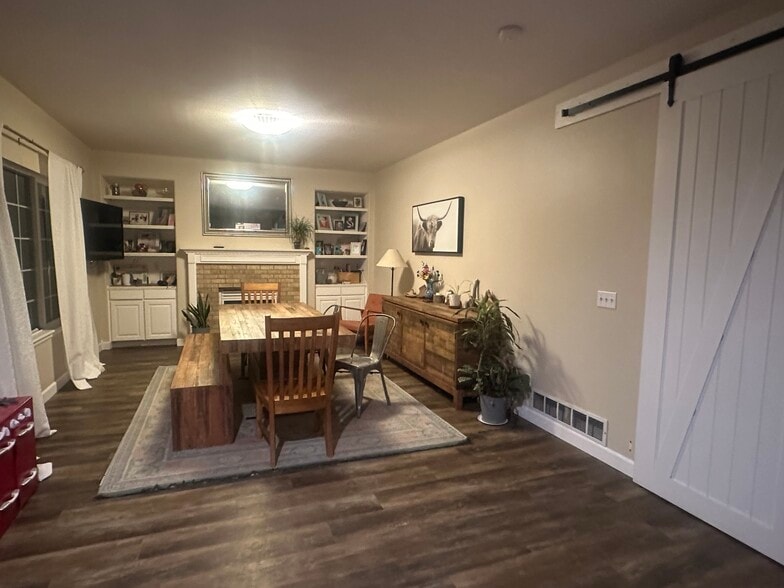 Building Photo - 6280 W Sumac Ave