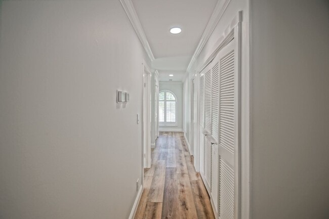 Building Photo - Beautifully Remodeled, Detached Front Town...