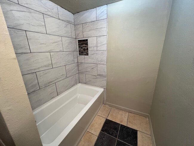 Building Photo - 928 S 7th Ave