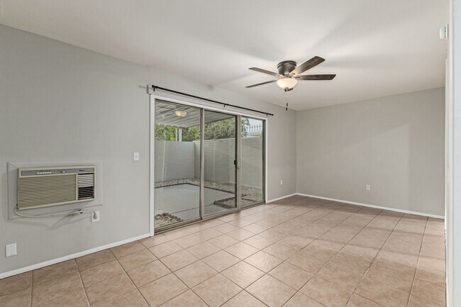 Building Photo - Updated condo in Sun City!